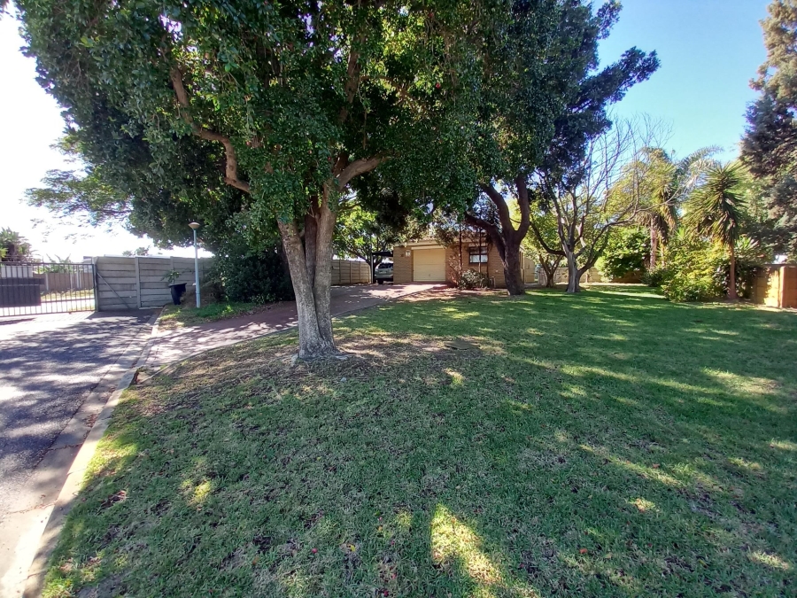 To Let 4 Bedroom Property for Rent in Rouxville Western Cape